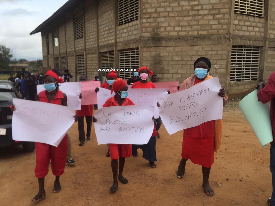 Okorase: Farmers stage demo over collapsed bridge