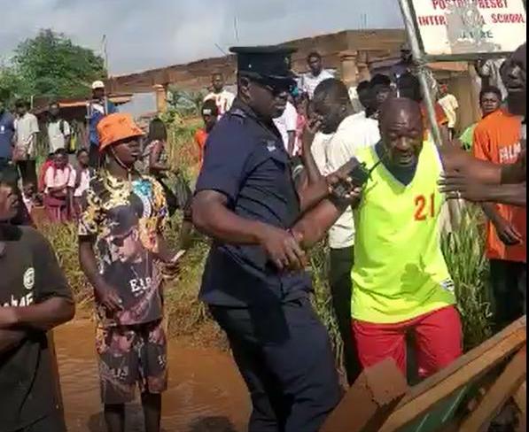 Santasi Apire protesting residents clash with police