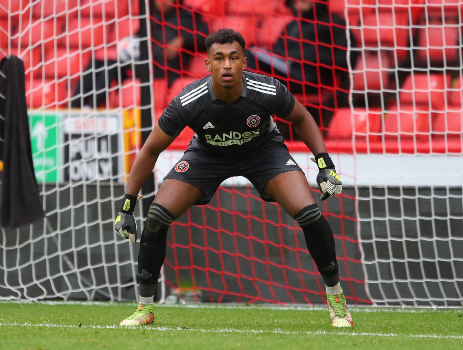 Sheffield Utd goalie Jordan Amissah traces Jojo Wollacott's steps