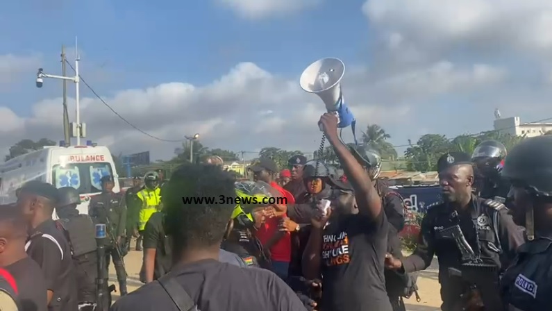 On Day 1 of #OccupyJulorbiHouse protest, all those who showed up were picked up